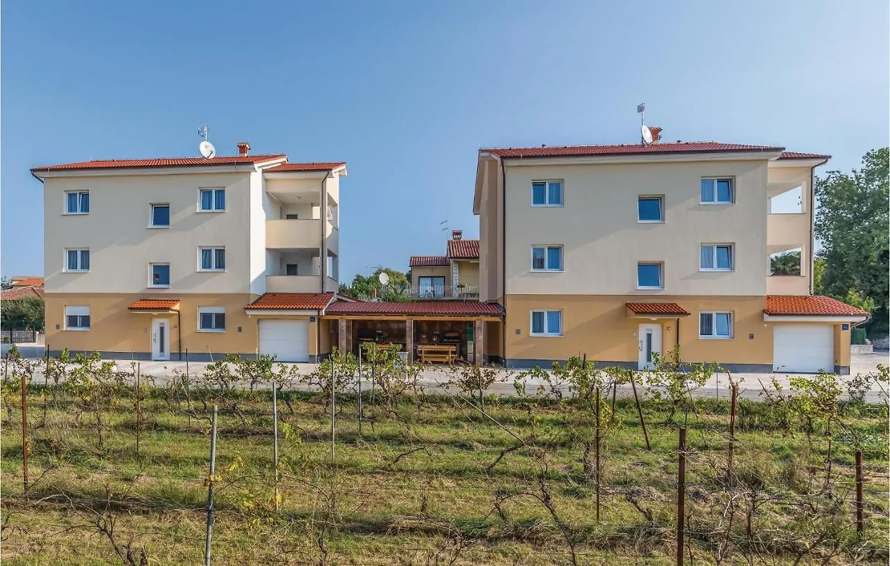 3 Bedroom Beautiful Apartment In Medulin 0*,