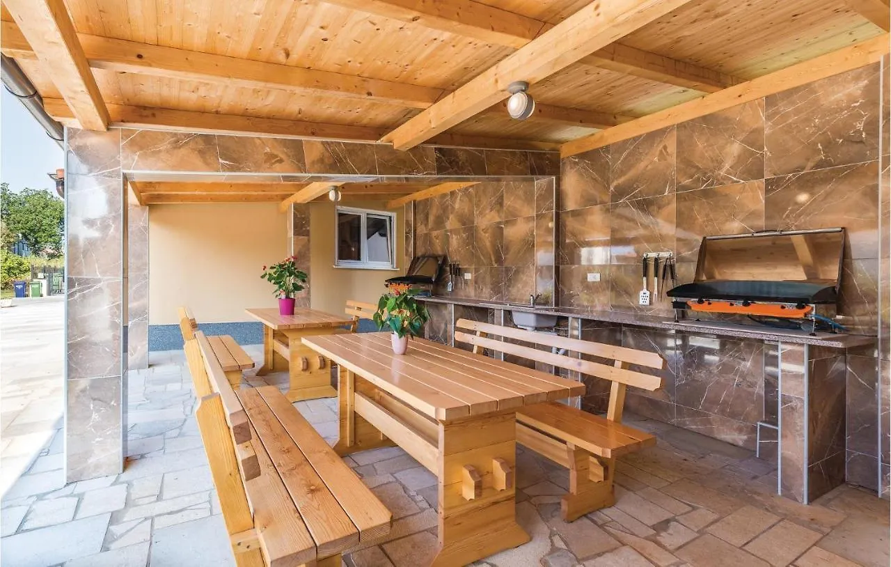 3 Bedroom Beautiful Apartment In Medulin